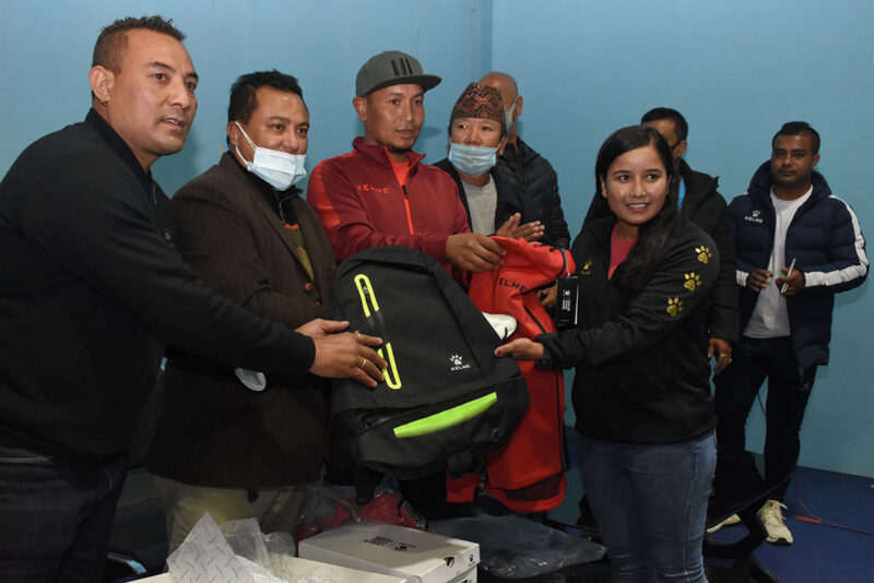 खेलाडीहरुलाई खेल सामाग्री वितरण