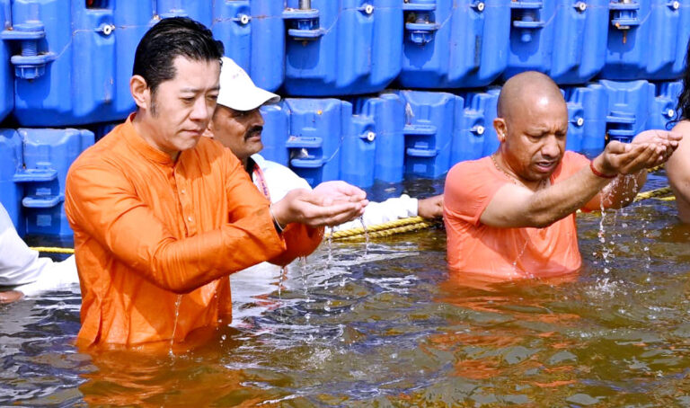 महाकुम्भमा भुटानी राजा, मुख्यमन्त्री योगीसँगै गंगामा लगाए डुबुल्की